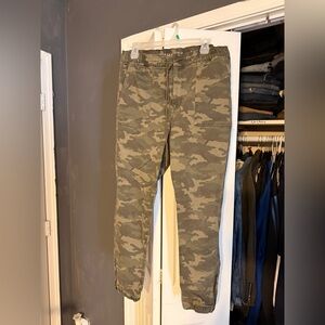 American Eagle Outfitters Green Camouflage Pants
